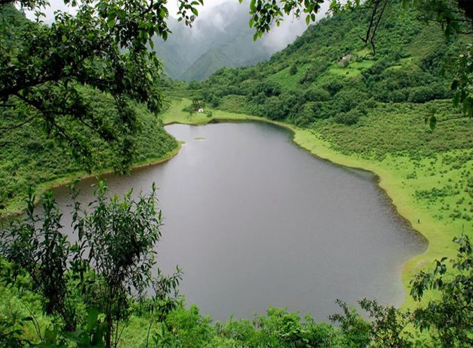 Termas de Reyes con Laguna de Yala